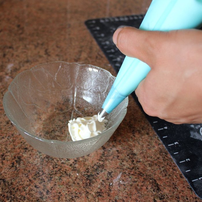 KurtzyTM 4 Set Silicone Icing Piping Bags Decorating Bag- Reusable, BPA Free, Durable N4