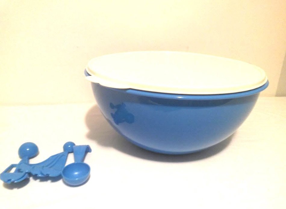 Tupperware 32 Cup Mixing Bowl with Airtight Lid and Matching Measuring Spoon Set