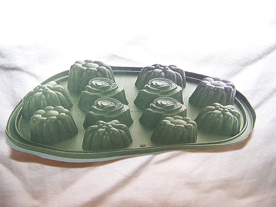 Pampered Chef Silicone Bakeware Floral Cupcake Pan
