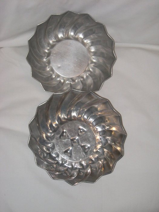 Set of 2 - Vintage 7 1/2 x 3" Light Weight Aluminum Cake Pan Molds N3