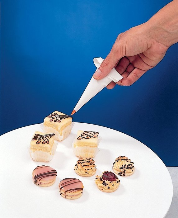 Mini Pastry Bag Set for Fine Decorating. Set of four 5" (13cm) bags and 8 plastic tips