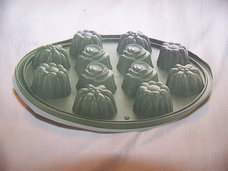 Pampered Chef Silicone Bakeware Floral Cupcake Pan N2