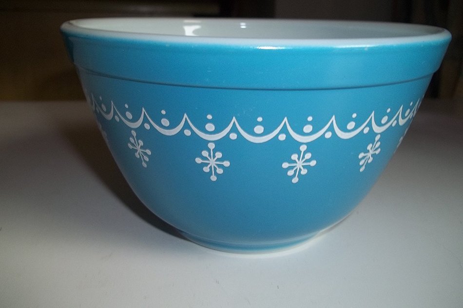 Vintage Pyrex Snowflake Blue Mixing Bowl 1.5 Pint 401 N2