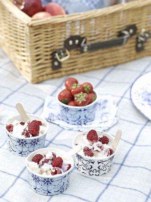 Talking Tables Party Porcelain Dessert Bowls with Wooden Spoons (8 Pack), White & Blue