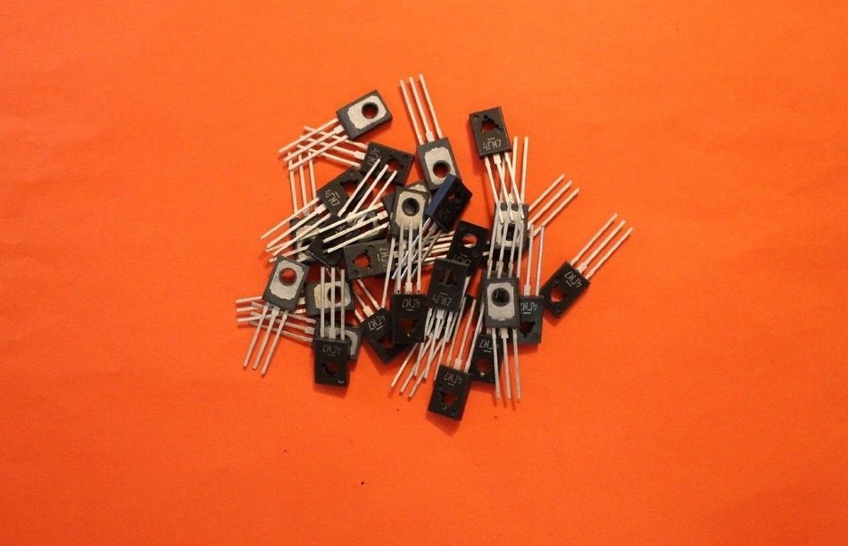 Transistors silicon KT814G analogue 2SA815, BD140, BD170, BD818 USSR 30 pcs
