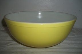 Primary Yellow Pyrex 4 Quart Nesting Mixing Bowl