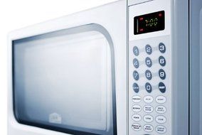 Summit SM901WH: Mid-sized microwave oven with a fully white finish; Replaces SM900WH