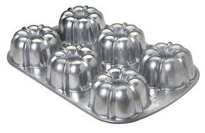 Focus Foodservice Commercial Bakeware 6-Cup Non-Stick Cast Aluminum Fluted Cake Pan N5