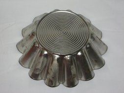 Vintage Tin Metal Jell-O Mold / Cake Baking Pan - 8 1/2 x 3 Inches