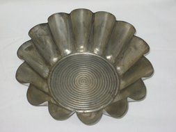 Vintage Tin Metal Jell-O Mold / Cake Baking Pan - 8 1/2 x 3 Inches N2