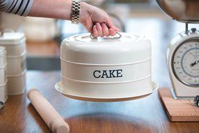 28.5x 18cm Cream Living Nostalgia Airtight Domed Cake Tin N4