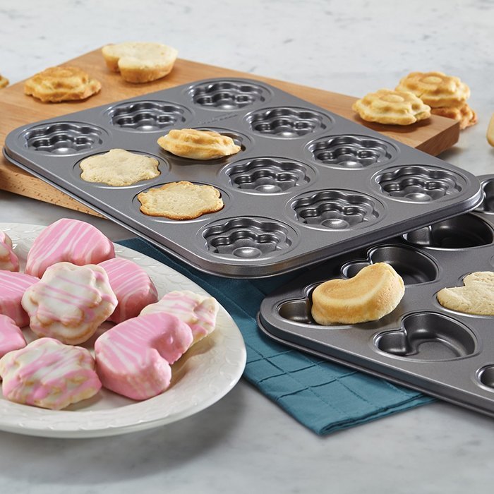 Cake Boss Specialty Nonstick Bakeware 2-Piece Heart & Flower Shaped Cookie Pan Set N3