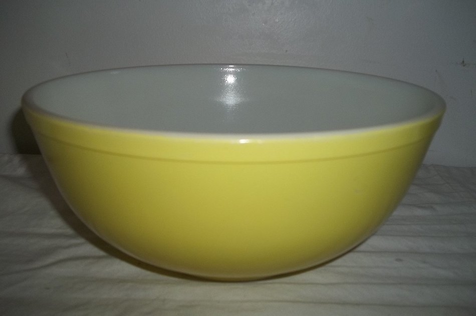 Primary Yellow Pyrex 4 Quart Nesting Mixing Bowl
