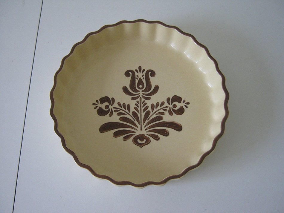 Pfaltzgraff Yorktowne Village Light Gold w/ Brown Trim Quiche Dish