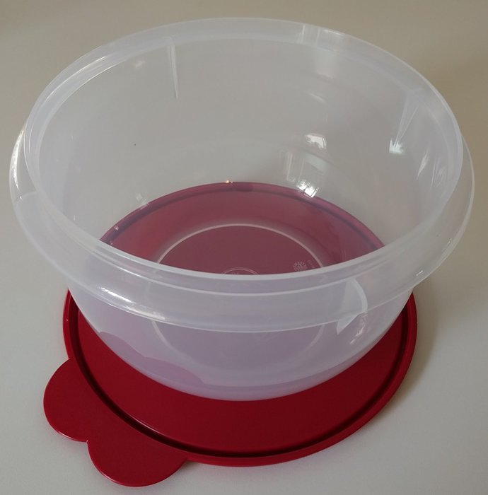 Tupperware Medium Mixing Bowl in Holiday Red N2