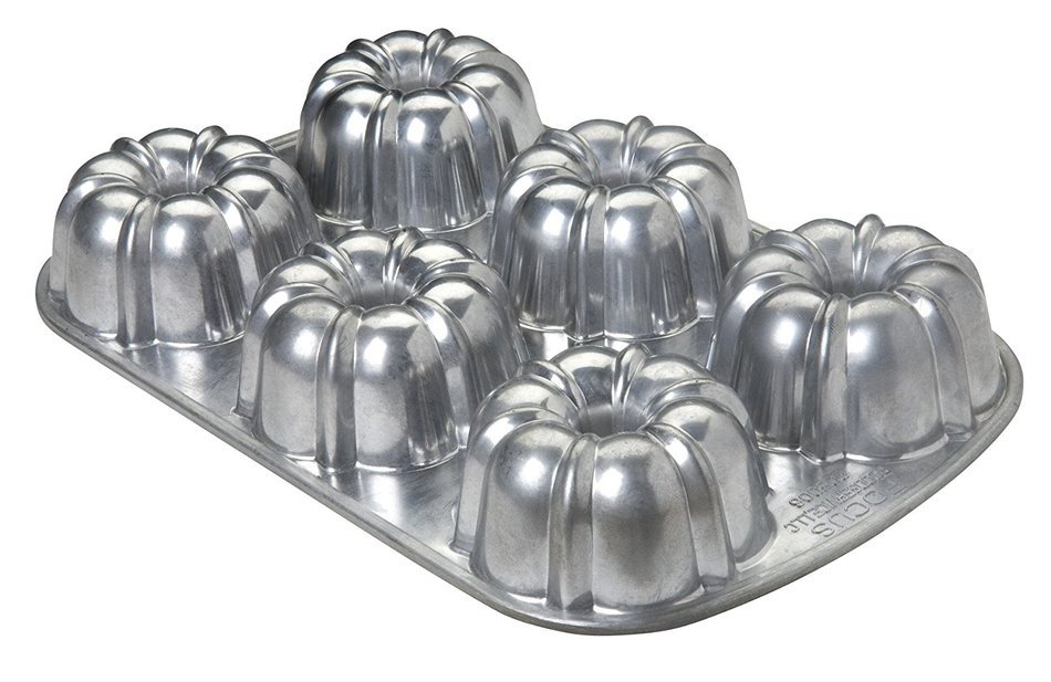 Focus Foodservice Commercial Bakeware 6-Cup Non-Stick Cast Aluminum Fluted Cake Pan N5