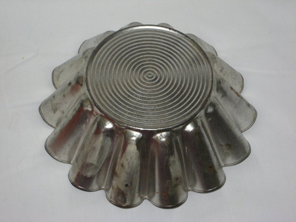 Vintage Tin Metal Jell-O Mold / Cake Baking Pan - 8 1/2 x 3 Inches