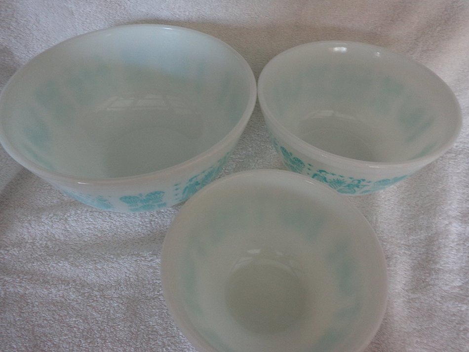 Vintage Pyrex 1050s Set of Three Butterprint Nesting Mixing Batter Bowls White with Teal - 1 1/2 Pint (401), 1... N3