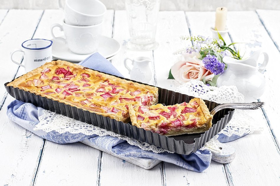 Paderno World Cuisine 13.75 by 4.325 Inch Rectangular Fluted Non-Stick Tart Mold with Removable Bottom N3