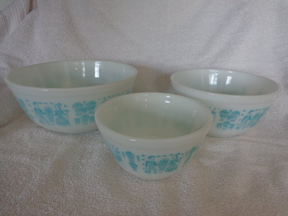 Vintage Pyrex 1050s Set of Three Butterprint Nesting Mixing Batter Bowls White with Teal - 1 1/2 Pint (401), 1... N4