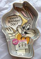1988 Wilton LOONEY TUNES BUGS BUNNY Aluminum Cake Pan with Paper Insert &amp; Instruction Guide (15 Inches Tall)