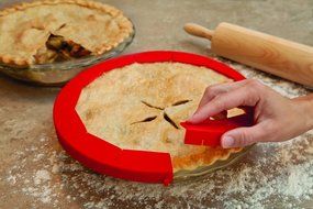 Talisman Designs Silicone Adjustable Pie Crust Shield with Mrs. Anderson&rsquo;s Ceramic Pie Baking Weights N5