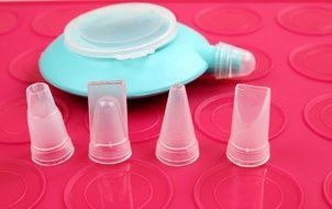 Singwing Blue Mini Silicone Macaron Baking Pan with 3 Nozzles Kit Set for Cream Cake Decorator Muffin Dessert N2