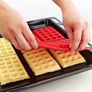 Sher 4 Cavity Mini Fancy Bundt Waffles Cake Pan Silicone Mold Baking Mould (Random Color)28.518.51.5 cm N3