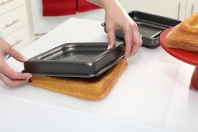 Mrs. Fields Bakeware 128 Fill N Flip Locking Layer Cake Set N4
