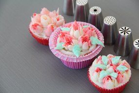 CrownBake DELUXE Russian Piping Tips 32 Pcs (2 XLarge Sphere Ball Nozzles, New SNOWFLAKE Tip , Large Coupler,...