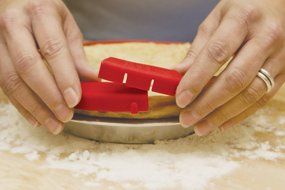 Talisman Designs Silicone Adjustable Pie Crust Shield with Mrs. Anderson&rsquo;s Ceramic Pie Baking Weights N7