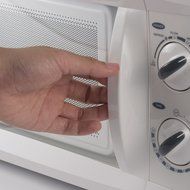 Westinghouse WCM660W 600 Watt Counter Top Microwave Oven, 0.6 Cubic Feet, White N5