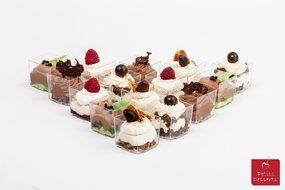 Petits Desserts 72-Piece Set of 60 ml Square Cups and 3.74-Inch Plastic Dessert Spoons N7