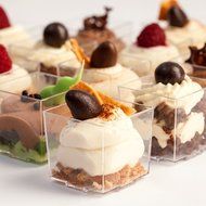 Petits Desserts 72-Piece Set of 60 ml Square Cups and 3.74-Inch Plastic Dessert Spoons N8