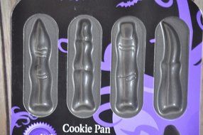 Wilton Halloween Creepy Monster Witch Skeleton Finger 8 Cavity Cookie Candy Pan N2