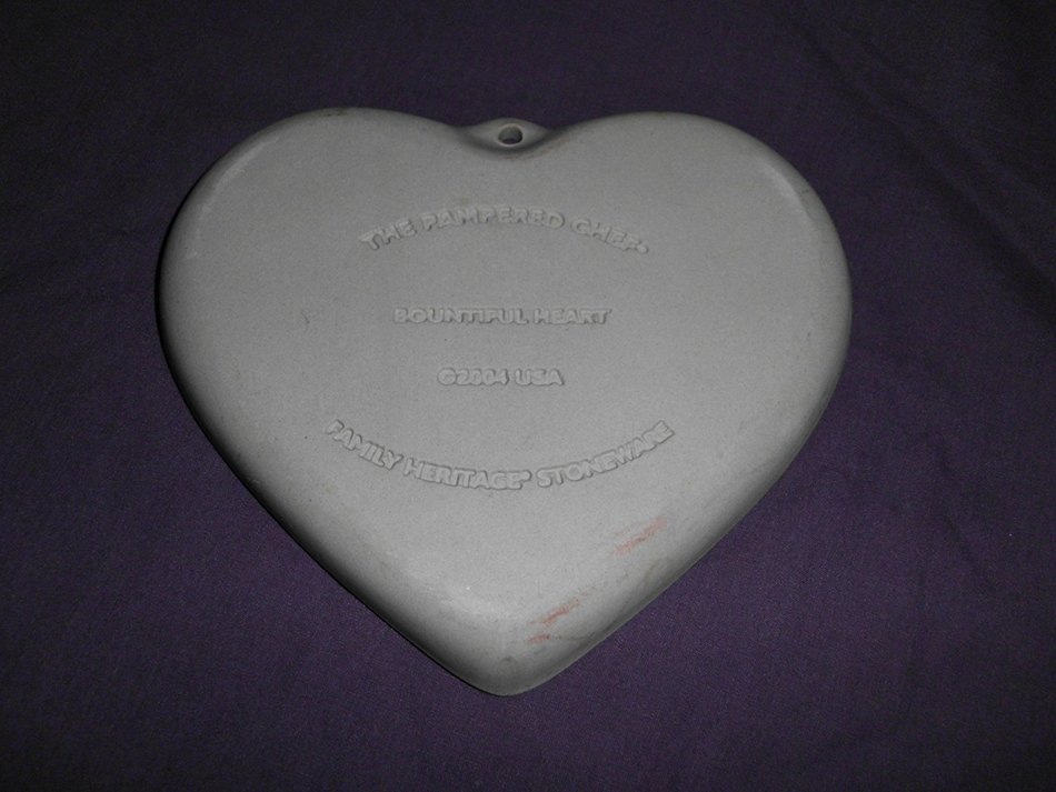 2004 Pampered Chef " Bountiful Heart " Stoneware Cookie Mold