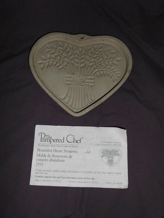 2004 Pampered Chef " Bountiful Heart " Stoneware Cookie Mold N2