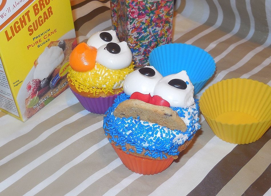 Popular Elements Silicone Baking Cups / Set of 12 Cupcake Liners Dynamic Colors Muffin Molds. N6