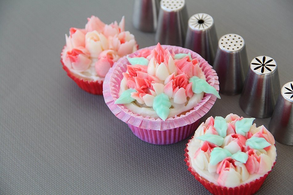 CrownBake DELUXE Russian Piping Tips 32 Pcs (2 XLarge Sphere Ball Nozzles, New SNOWFLAKE Tip , Large Coupler,...