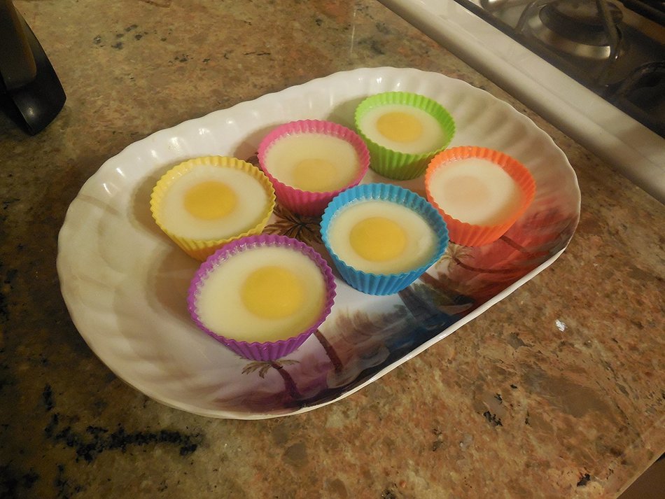 Popular Elements Silicone Baking Cups / Set of 12 Cupcake Liners Dynamic Colors Muffin Molds. N7