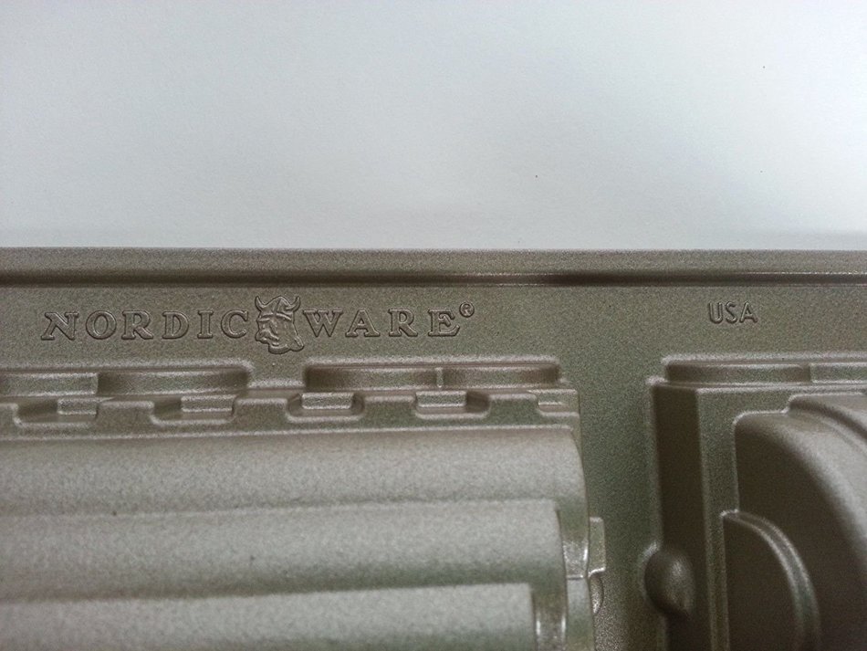 Nordic Ware 59048 Cast Aluminum 3-D Train Railroad Muffin Cake Mold Pan N3