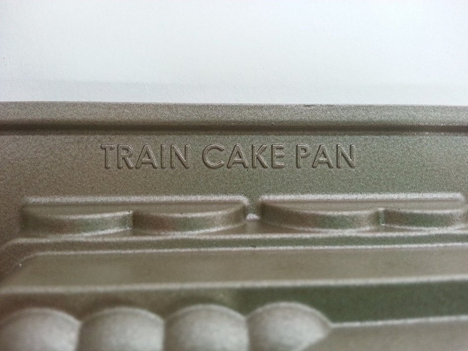 Nordic Ware 59048 Cast Aluminum 3-D Train Railroad Muffin Cake Mold Pan N4