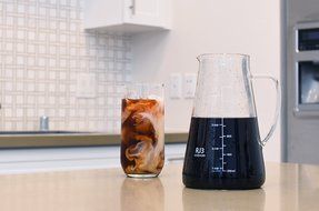 Airtight Cold Brew Iced Coffee Maker and Tea Infuser with Spout - 1.0L Ovalware RJ3 Brewing Glass Carafe with... N8