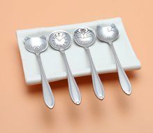 Allure Maek Set of 4 Stainless Steel Tableware Creative Clock Coffee Spoon,Stirring Spoon, Sugar Spoon,Tea Spoon... N2