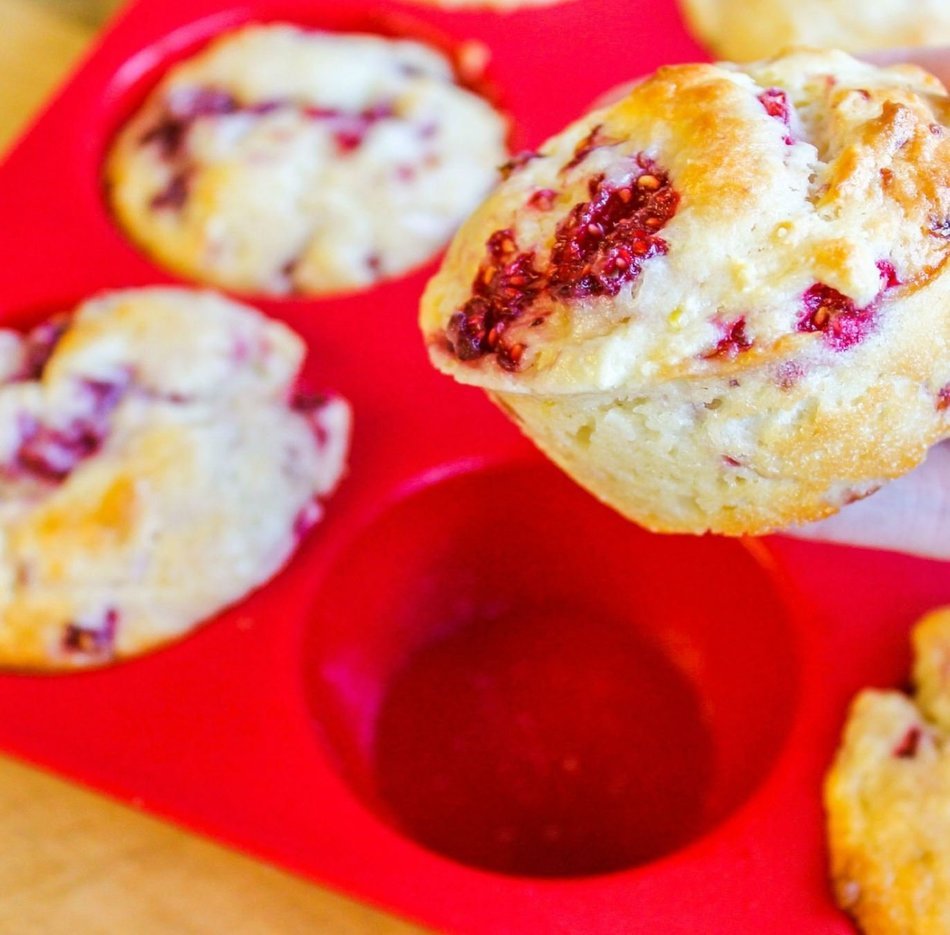 Silicone 12-Cup Muffin Pan, Red by GiftKoncepts N6