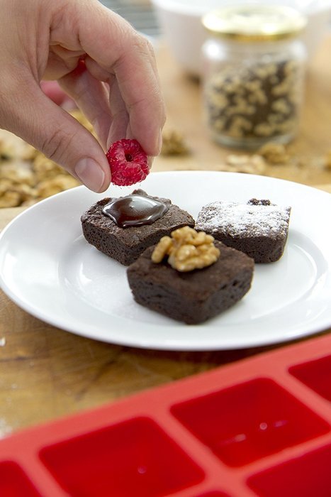 Lekue 24 Cavity Mini Brownie Mold Pan, Model # 0216024R01M017, Red N7