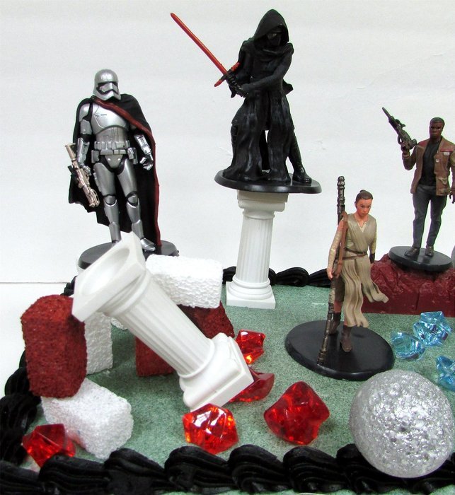 STAR WARS 22 Piece Birthday Cake Topper Featuring 6 Star Wars Figures and Decorative Themed Accessories N2