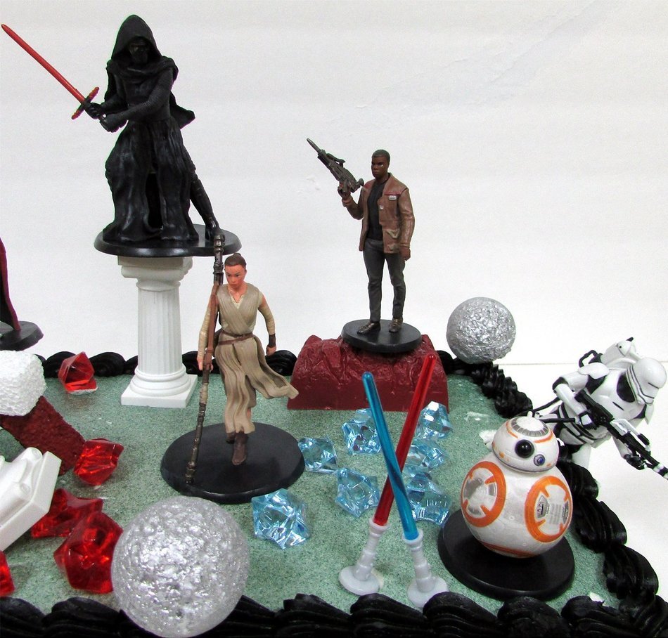 STAR WARS 22 Piece Birthday Cake Topper Featuring 6 Star Wars Figures and Decorative Themed Accessories N3