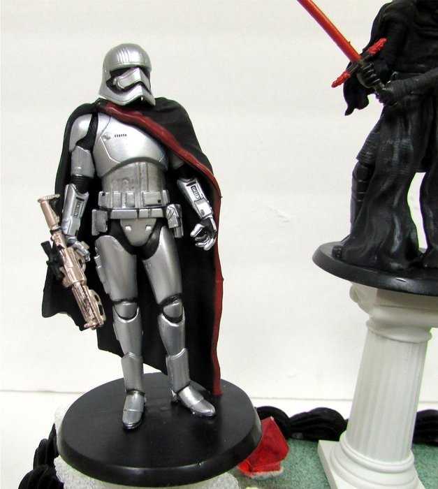 STAR WARS 22 Piece Birthday Cake Topper Featuring 6 Star Wars Figures and Decorative Themed Accessories N4