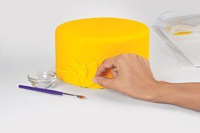 Wilton 710-2308 Decorator Preferred Fondant, 24-Ounce, Yellow N9